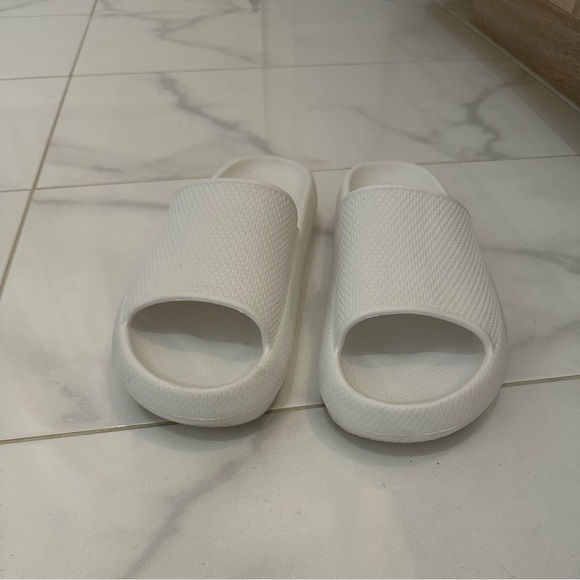 Comfy slippers 🐚 - Picture 3 of 5